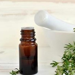 Puede tomar el aceite de tomillo ayuda por vía oral contra las infecciones por hongos